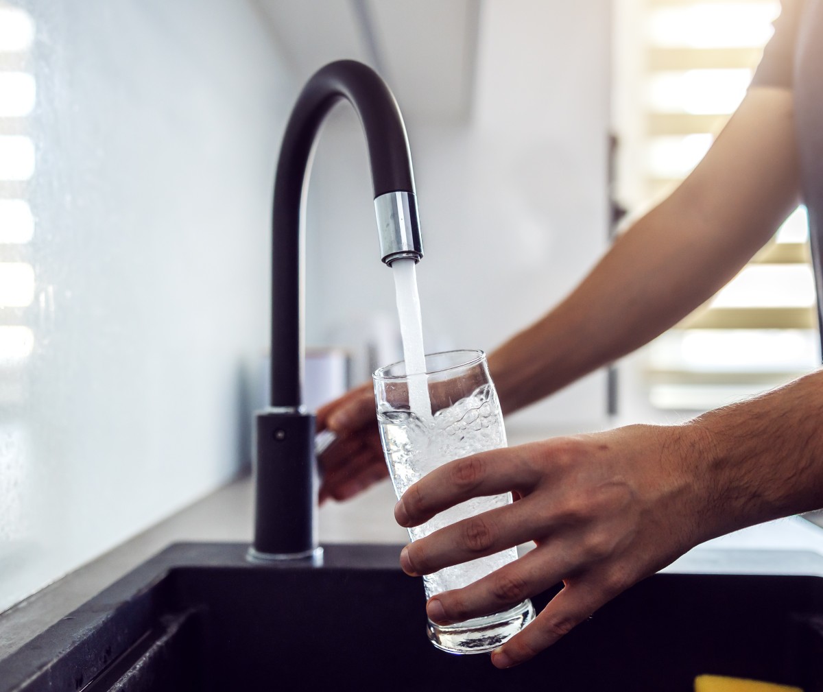 Wasserhahn mit laufendem Wasser