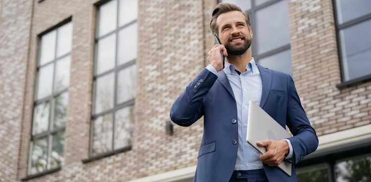 Welche Arbeit übernimmt ein Makler - Hero Image